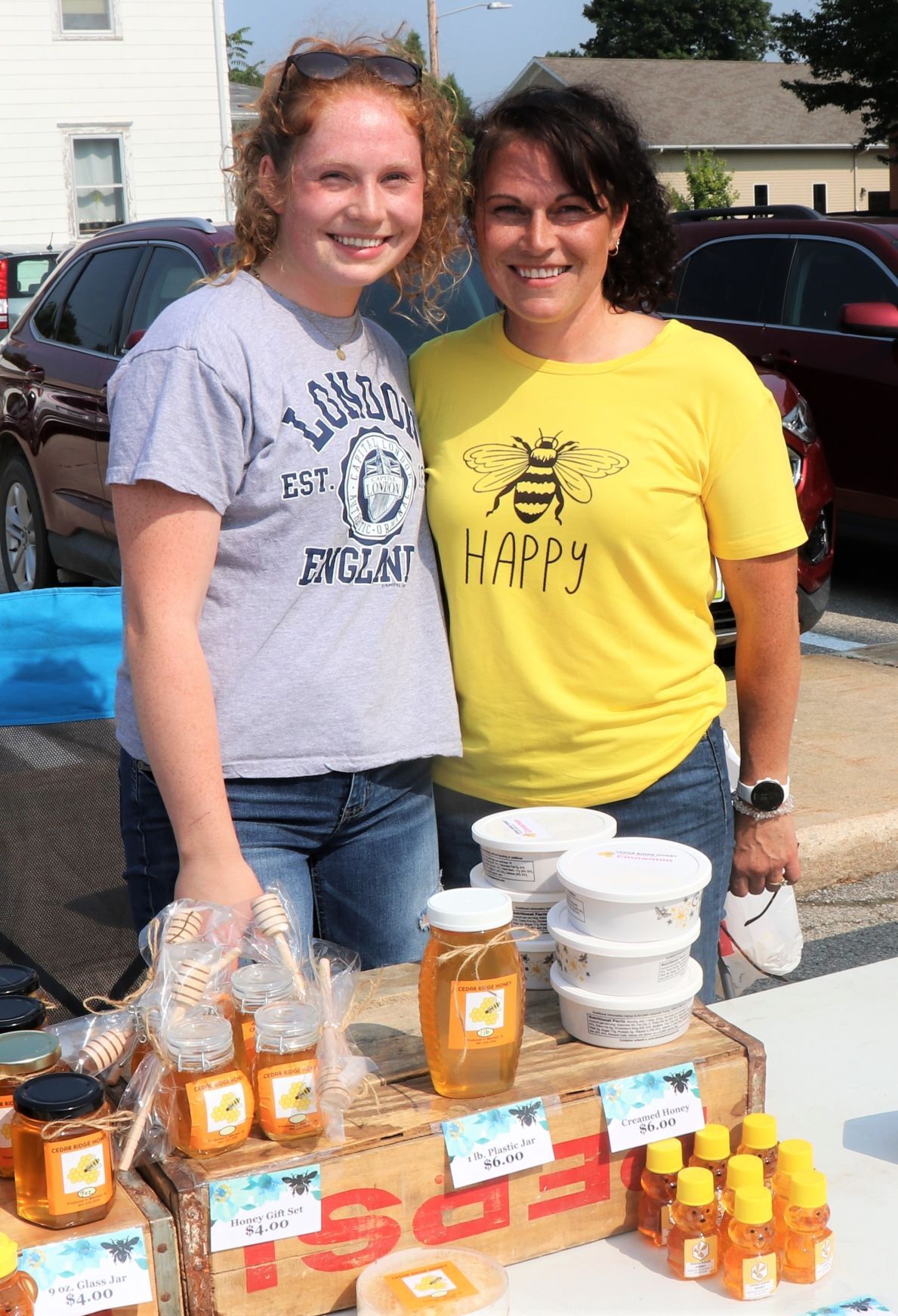 Makayla and Katie Mostek farmers market